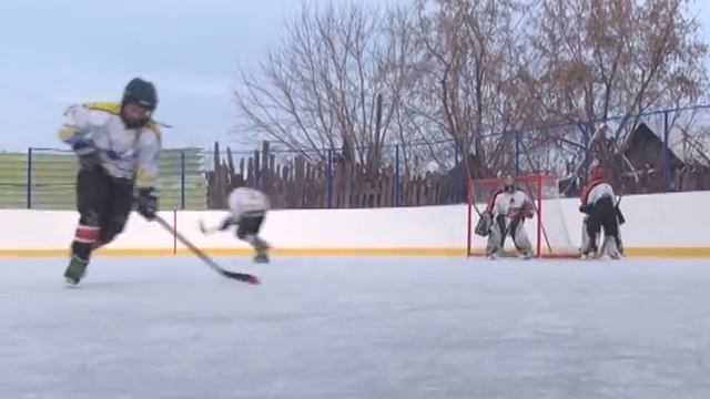 Новый хоккейный корт во дворе школы №8 (2015-11-21) смотреть онлайн