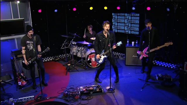 5 Seconds of Summer Covers Green Day's "American Idiot" Live смотреть онлайн
