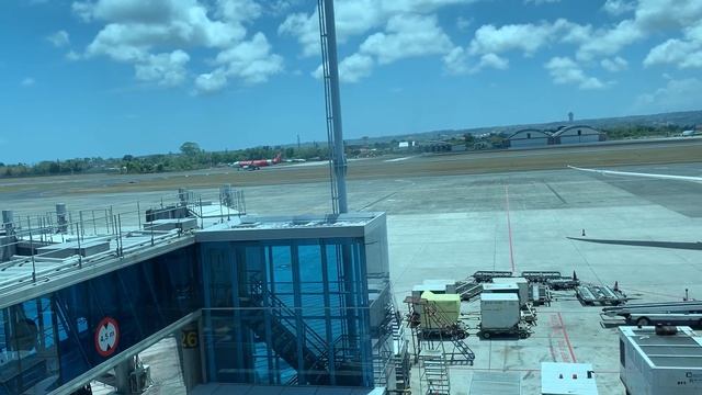 Ngurah Rai International Airport - Bali, Indonesia | video taken by iPhone XS Max - Apple (4K) смотреть онлайн