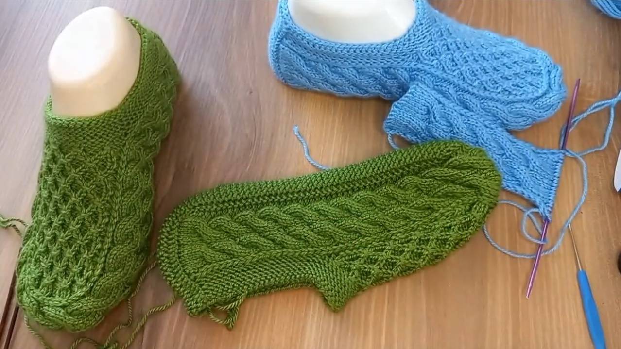 Тапочки-следочки с косой на 2х спицах.вязать легко смотреть онлайн