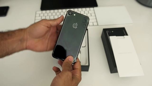 Apple iPhone 7 Unboxing (Jet Black and Black) смотреть онлайн