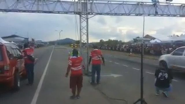 KKIP Drag Battle l Isuzu Bighorn vs Toyota Vigo смотреть онлайн