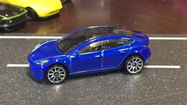 HDub50 Hot Wheels 2020 International M Case Highlights Cracking Open