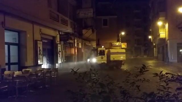20 Agosto 2016 vado ligure ,operatori ecologici al lavoro in centro citta ,pulizia strade. смотреть онлайн