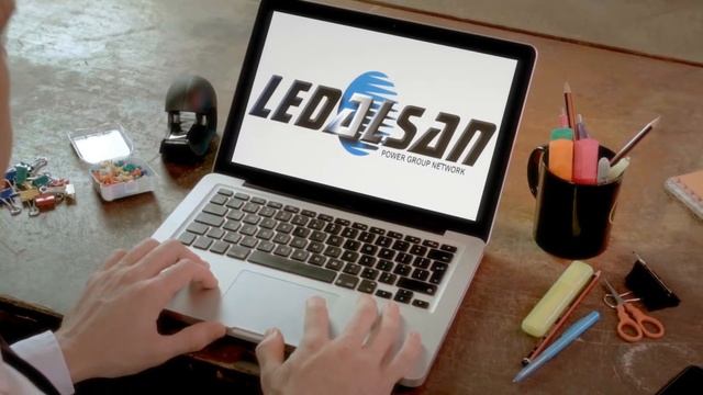 Customized Video Animations | Laptop Screen Mockup Man смотреть онлайн