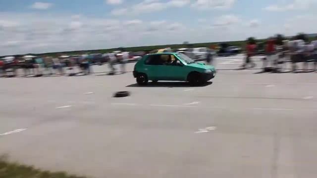 Peugeot 105 vs. Seat Cordoba смотреть онлайн