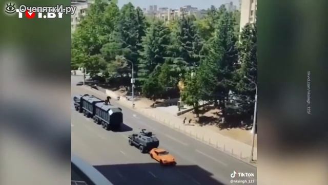 Грузовик таранит авто смотреть онлайн