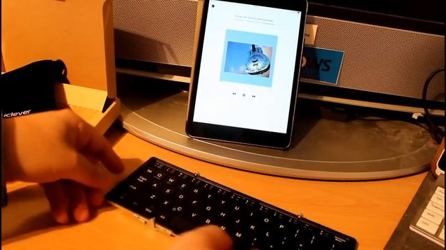 Video Review: Bluetooth foldaway keyboard for iOS, Android and Windows смотреть онлайн