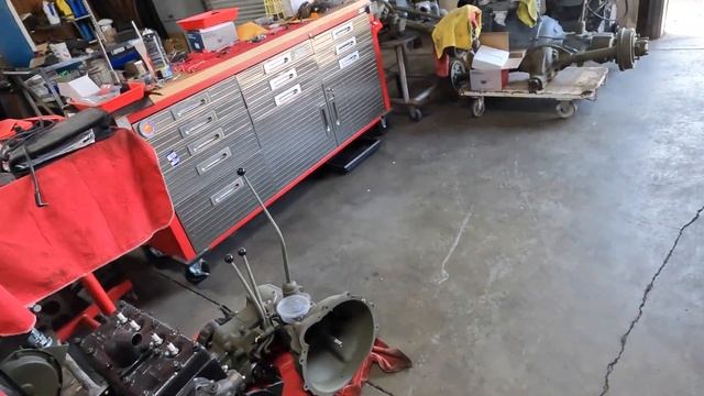 A Flat Fender Jeep Named Clover - A Visit to Jimmy Strauss Jeeps смотреть онлайн