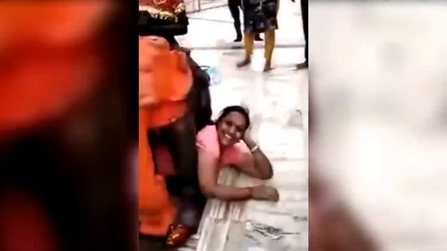 वीडियो देखकर हॅसते हॅसते पेट दर्द हो जाएगा | Indian Desi Funny Moments Caught on Camera смотреть онлайн
