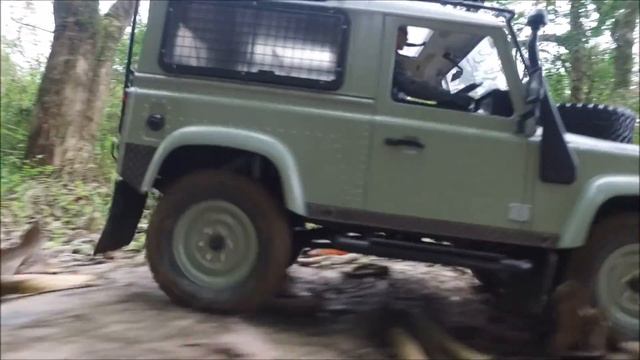 RC4WD Gelande 2 Land Rover Defender Heritage Convoy to the Village смотреть онлайн