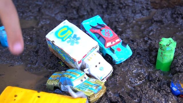 Disney Cars 3 Thunder Hollow Miss Fritter plays dirty in Mud Crazy 8 Crashers Mr Drippy смотреть онлайн