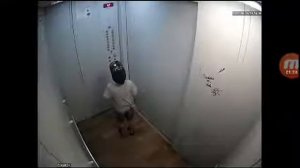 Маленький мальчик  застряль в лифте