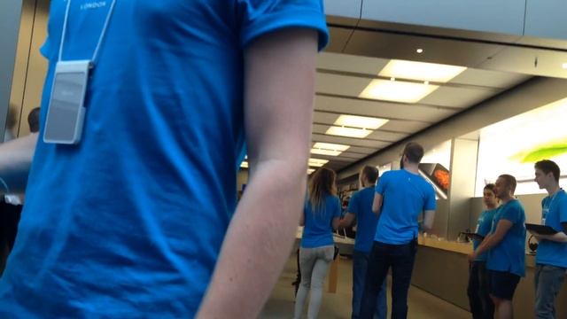 APPLE STORE IPHONE 6 & 6 PLUS UK LAUNCH (WEST QAUY) смотреть онлайн