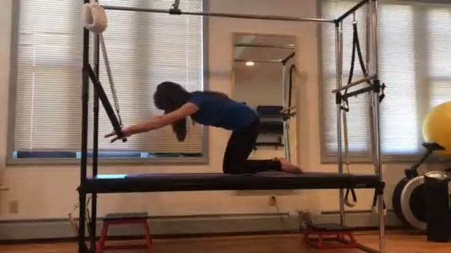 Pilates Cadillac Kneeling Forward Push Through смотреть онлайн
