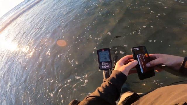 Digging an iPhone, Silver Ring Beach Metal Detecting Equinox 800 ProSonic смотреть онлайн