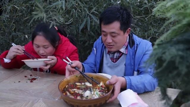 酸菜鱼里加鸡蛋，胖妹新奇做法，大片鱼肉大口吃，老公乐的笑嘻嘻！【陈说美食】 смотреть онлайн