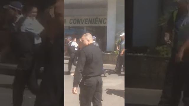 Travesti agredindo policias смотреть онлайн
