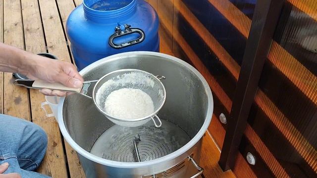 Первый перегон рисовой браги в спирт сырец.