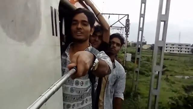 mumbai to karjat do not lean out of the running train смотреть онлайн