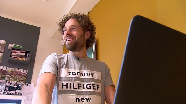 Meester Jesper neemt tatoeage na weddenschap met klas смотреть онлайн