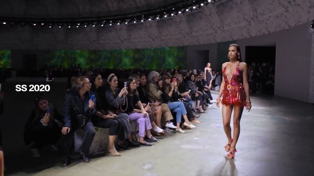 IRINA SHAYK VERSACE RUNWAY