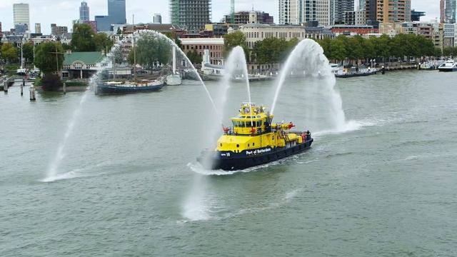 Floating Office Rotterdam hits the water смотреть онлайн