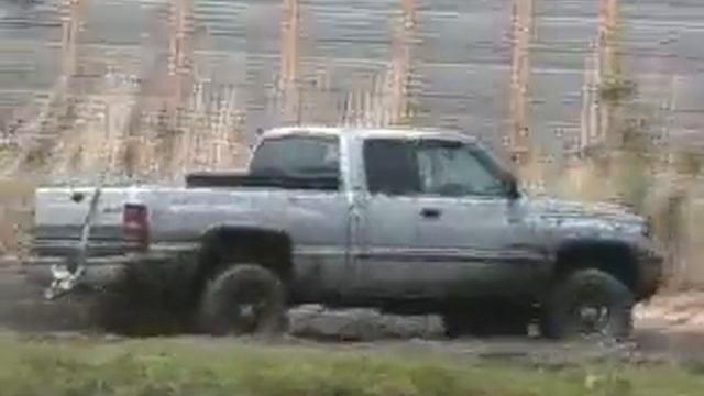 Dodge Ram V10 going through mud смотреть онлайн