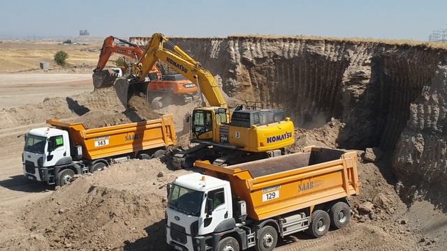 KOMATSU  And DEVELON Excavators Loading FORDtrucks..опытный оператор.कुशल ऑपरेटर.التحميل مع الحفارا