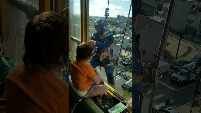Superhero Window Washer Visits Boy in Hospital || ViralHog смотреть онлайн