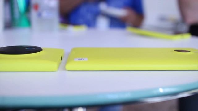 Nokia Lumia 1520 vs Lumia 1020 Size Comparison смотреть онлайн