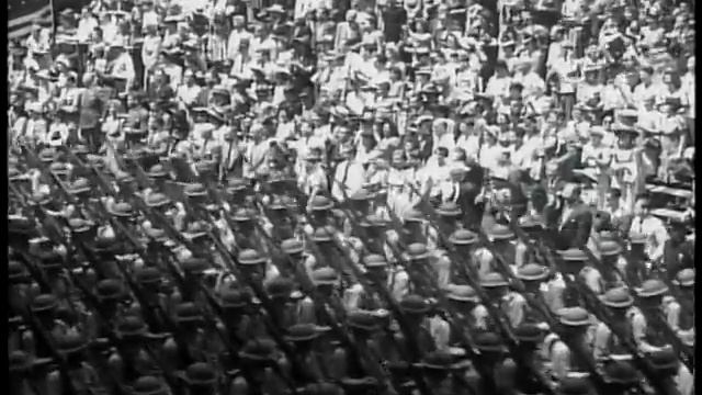 Monster Victory Parade Cheered By 2,500,000 In New York (1945) смотреть онлайн