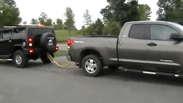 Teste de força entre Hummer H2 e Toyota Tundra.flv смотреть онлайн