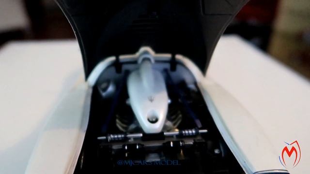 Maserati MC 12 BY HWE 1/18 смотреть онлайн