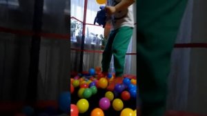 Купили Батут для детей | дети танцуют под Синий Трактор и прыгают на батуте