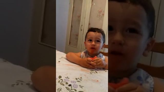 реакция ребенка на арбуз!!!!!я плакал от смеха!!!! смотреть онлайн