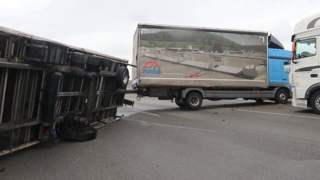 A16 dicht door een gekantelde vrachtwagen смотреть онлайн