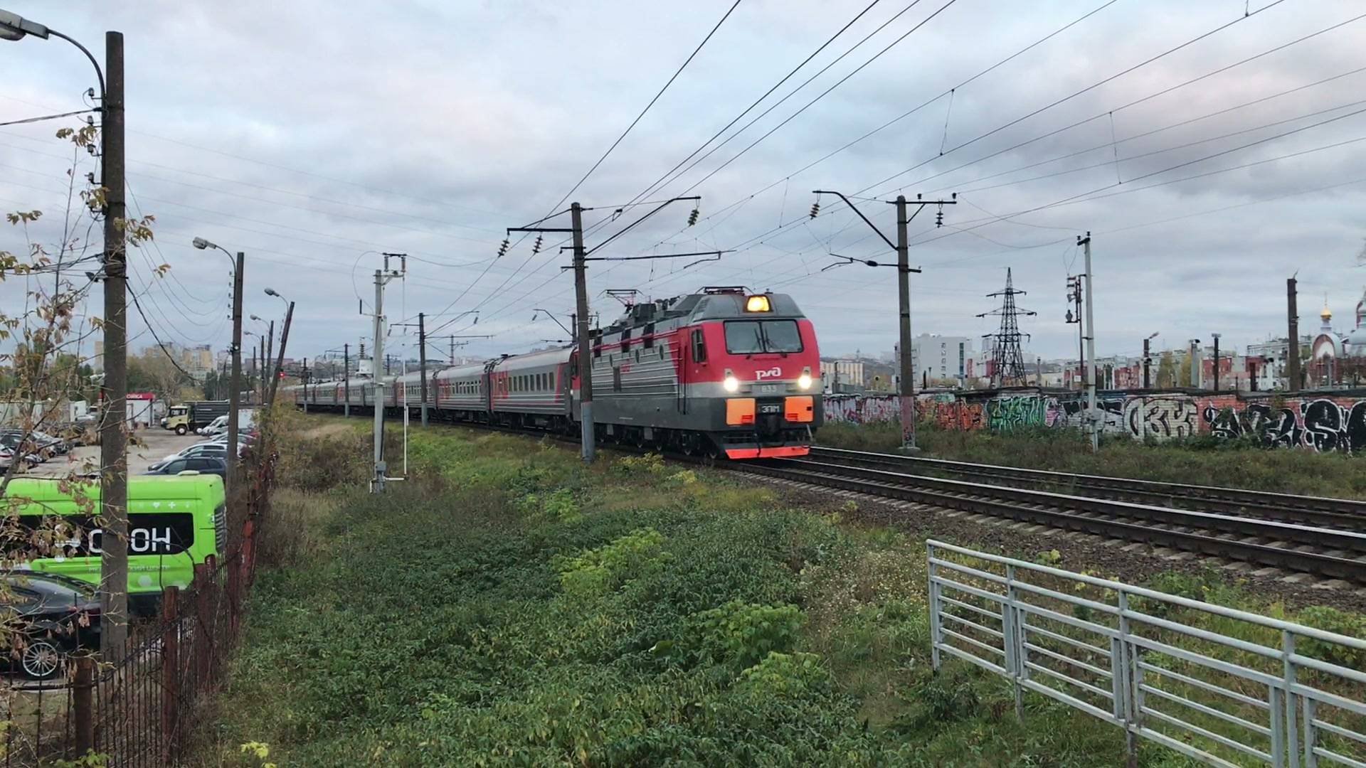 Электровоз ЭП1М-833 с пассажирским поездом №512С Новороссийск - Воркута смотреть онлайн