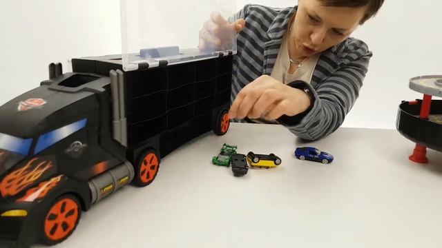 WOW! Episodio divertente per bambini con le macchine! Mega pista con parcheggio e distributore смотреть онлайн