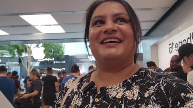 Punjabi Girl Buying iPhone 15 Pro Max on First Day In USA | Unboxing | Price | смотреть онлайн
