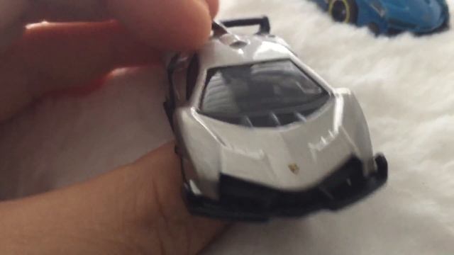 Lamborghini veneno - Hot Wheels vs Tomy comparison-which one do you like? смотреть онлайн