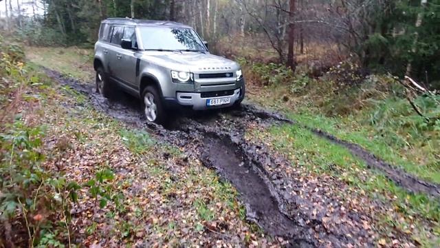 Test drive New Land Rover Defender 2020 stuck in the mud смотреть онлайн