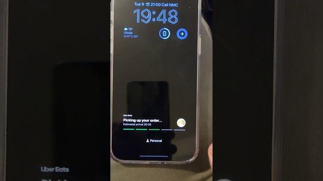 UBER Eats on iPhone Dynamic Island and lockscreen live activity смотреть онлайн