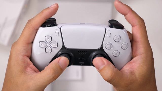 Sony DualSense Wireless Controller (White/Black) Unboxing смотреть онлайн