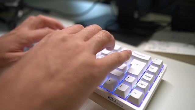 Akko 3068 Mechanical Keyboard Review & Typing Tests - 65% Blue on White with Pink & Purple Switches смотреть онлайн