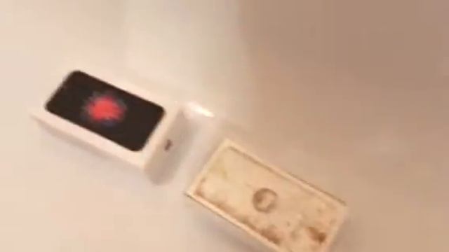 Коробка от iPhone SE с сюрпризом (unboxing iPhone SE with surprise) смотреть онлайн