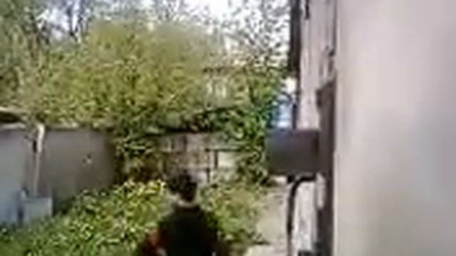 Стрельба из самодельной рогатки смотреть онлайн