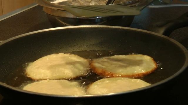 Grandma`s Cooking -German Tradition-Pancakes (potato pancakes) with apple sauce смотреть онлайн