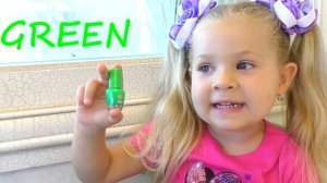 Диана и Рома - на Русском Диана делает себе маникюр