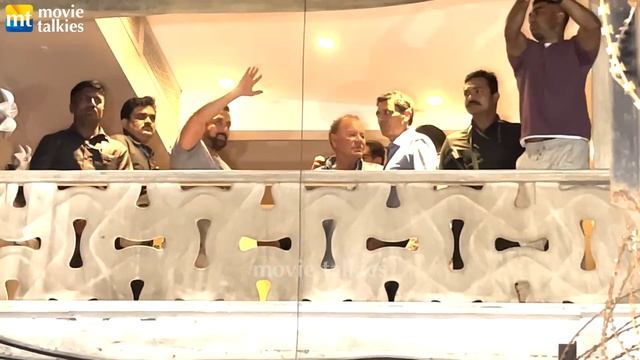 Despite security warning, Salman Khan comes out to wave at fans on 58th Birthday at Galaxy apartmen смотреть онлайн